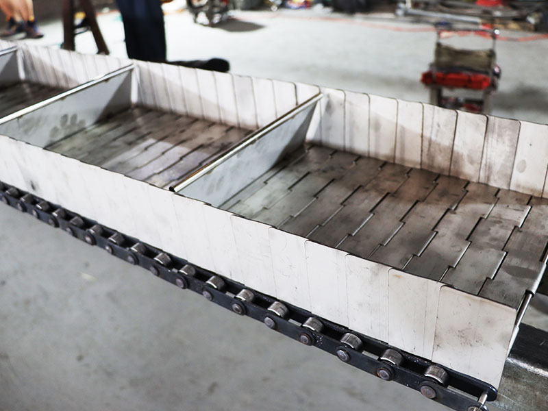 <b>Conveyor chain plate</b>